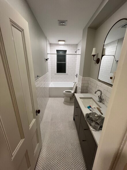 2nd floor full bath with deep / wide soaking tub - 9 Waldeck St