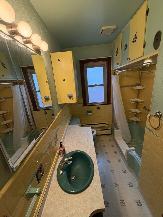 Building Photo - Spacious 4BR in a Quiet, Private Pocket