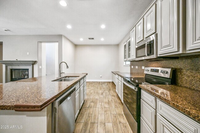 Building Photo - 15340 W Dahlia Dr