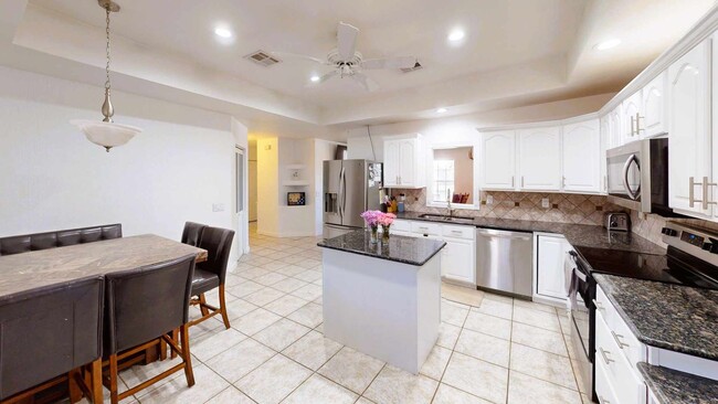 Building Photo - 3 Bedrooms, 2 Bath House
