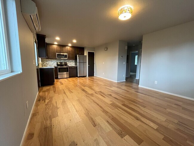 Building Photo - Charming SE Bungalow 3 Bed 2 Bathroom with Washer & Dryer
