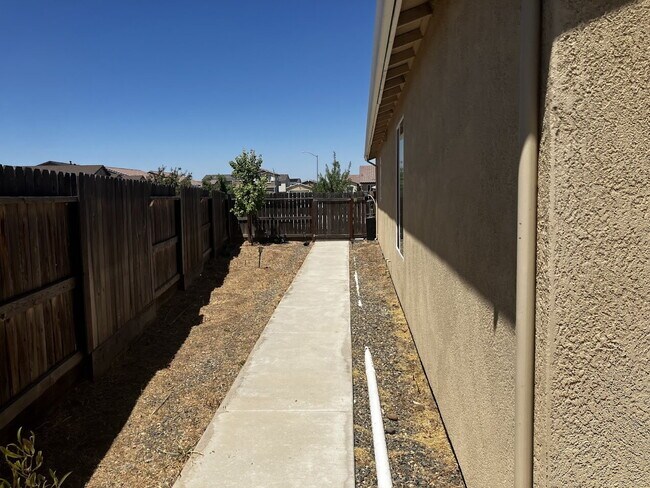 Building Photo - Modern 3-Bedroom, 2-Bath Home with Window ...