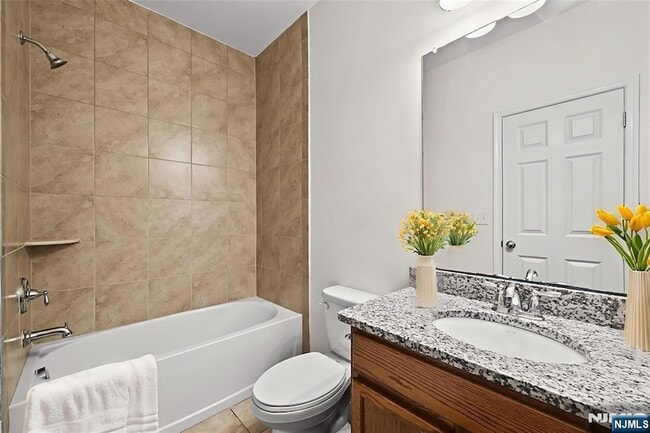 Building Photo - 9 Landmark Ln