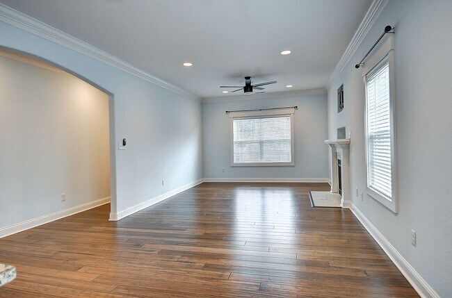 Building Photo - MOVE IN READY! GORGEOUS HOME IN CHESAPEAKE!