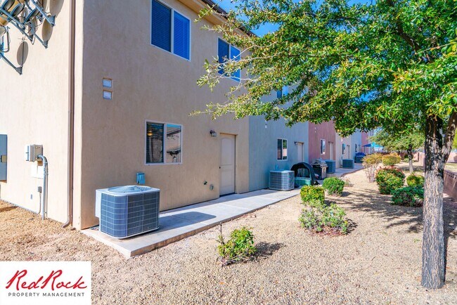 Building Photo - End Unit, DOG-FRIENDLY 3 Bedroom Townhome ...