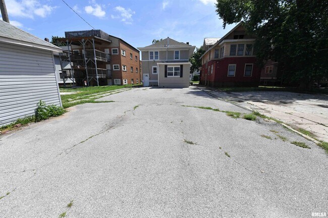 Building Photo - 1027 N University St