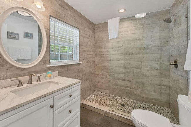 Building Photo - 2388 Lakeshore Dr