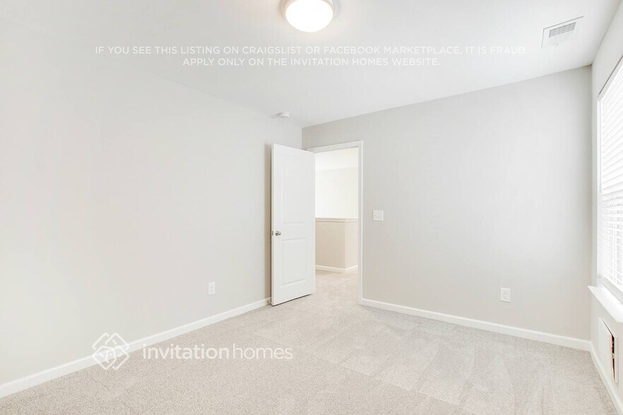 Building Photo - 3941 Lake Manor Way