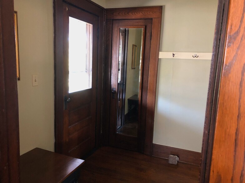 Front hallway - 719 W 2nd St