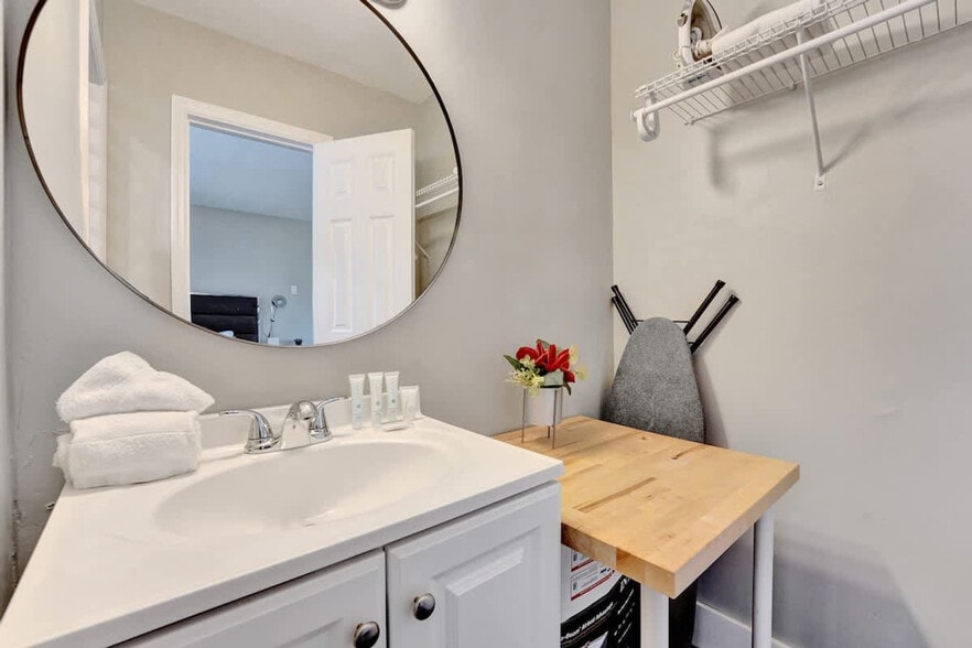 Building Photo - 3204 NE 9th St