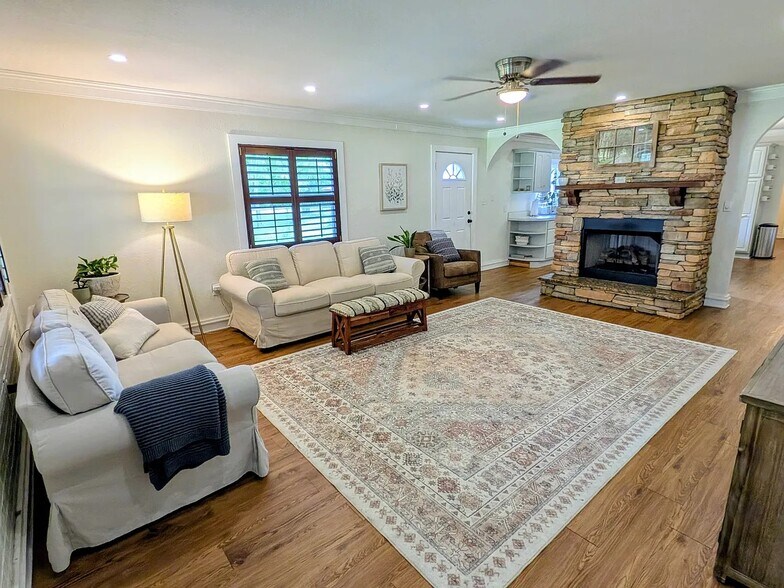 Building Photo - 5740 Floy Dr