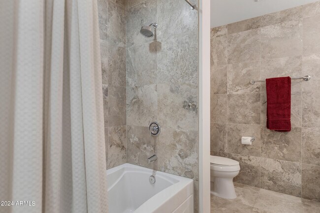 Building Photo - 7121 E Rancho Vista Dr