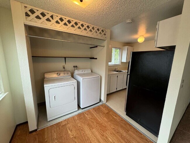 Building Photo - **One Portable AC-Unit included** 2-bedroom / 1-bath, Near Transportation