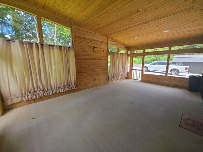 Building Photo - 3 Bedroom House in Sparta
