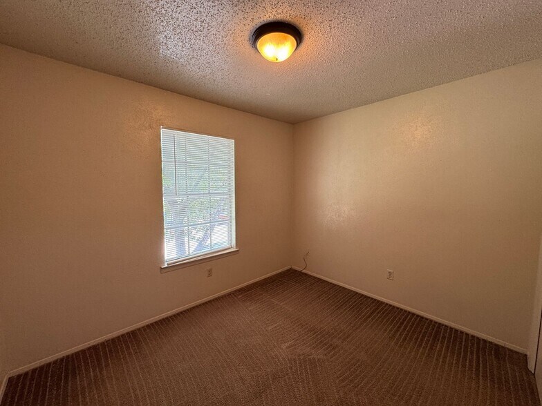 Building Photo - 4501 Westcliff Rd