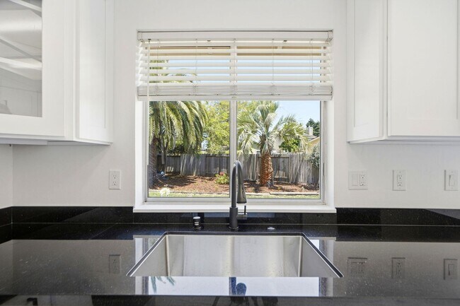 Building Photo - Remodeled 2 Bed, 2 Bath Townhouse in Petaluma's Morningstar Community