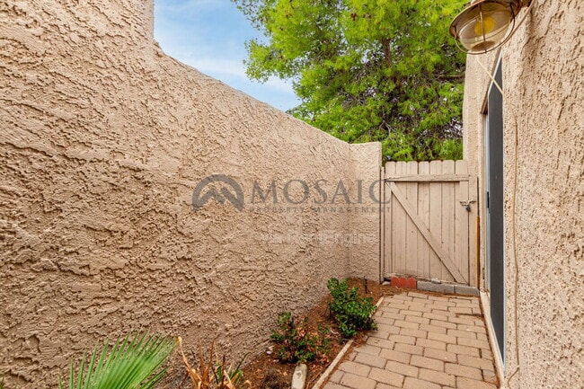 Building Photo - 17255 Ledferd Ln