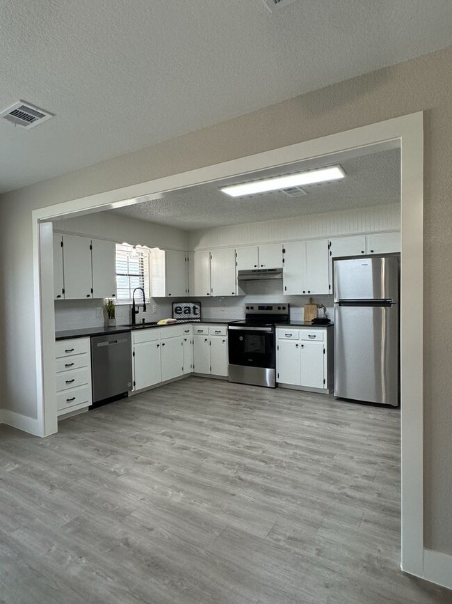 Building Photo - 2 Weeks FREE RENT!!! Newly Updated 3 Bedro...