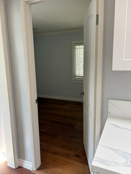 Building Photo - 919 Havenhurst Dr