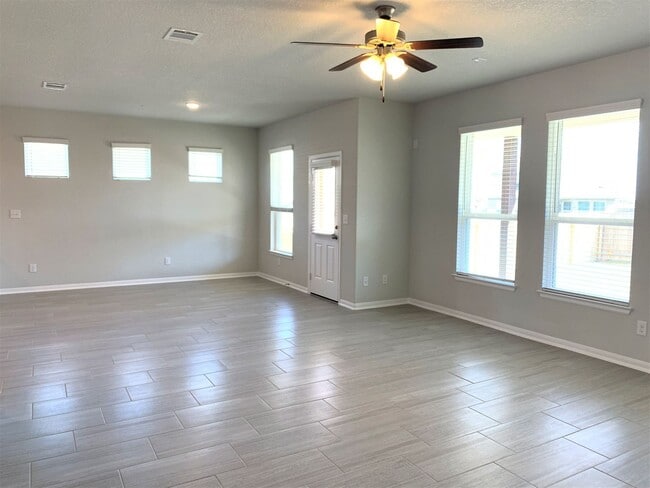 Building Photo - Large Single Level 4-bedroom in Oak Creek ...
