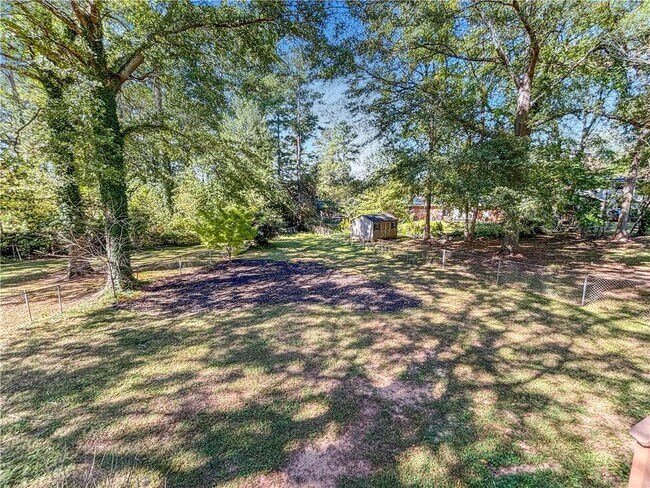 Building Photo - 2395 Powers Ferry Dr SE