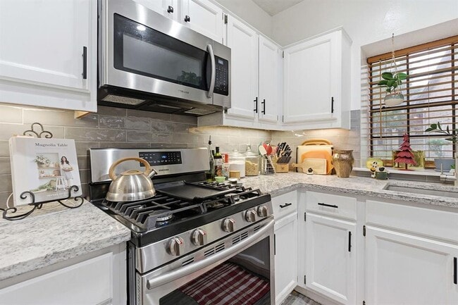 Building Photo - 10819 Crown Colony Dr