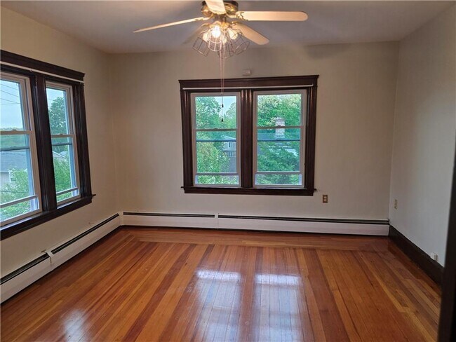 Building Photo - 133 Clifford St