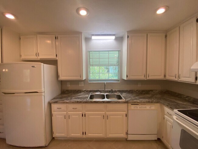 Building Photo - 2408 Dundee Dr