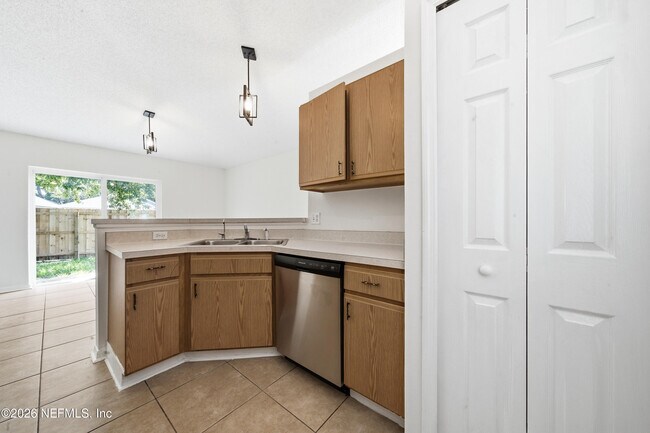 Building Photo - 8451 Oak Crossing Dr W