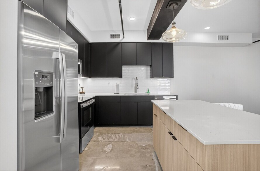 Building Photo - 116 W 3rd St