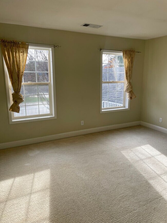 Building Photo - Luxury Living in The Knolls