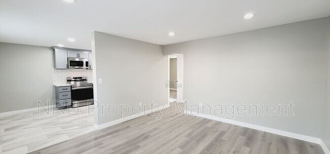 Building Photo - 3216 E Roosevelt Ave