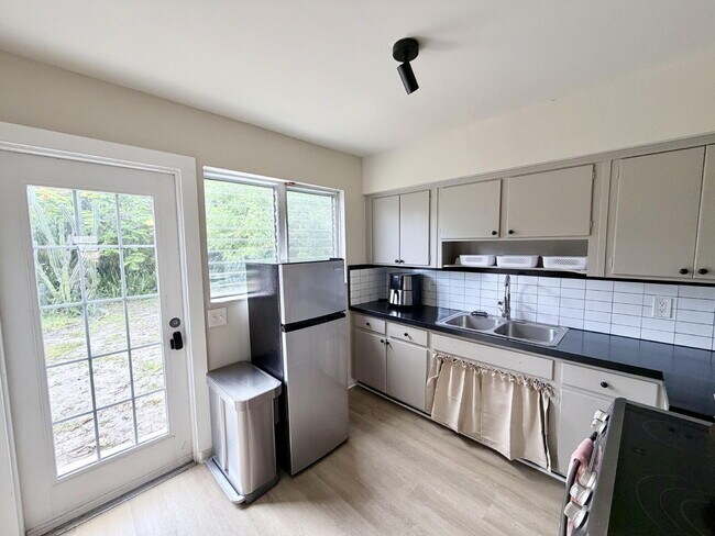 Building Photo - "Spacious 2-Bed, 2-Bath Oasis in Lake Worth Beach - Your Perfect Retreat Awaits!"