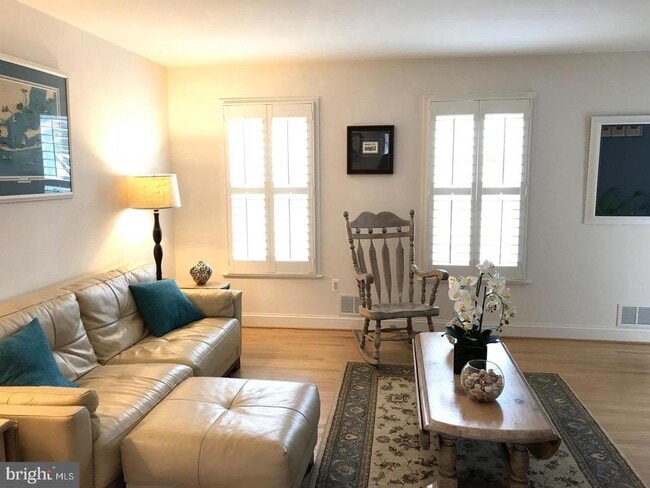 Building Photo - 15986 Cove Ln