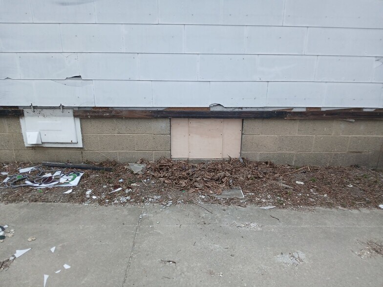 Building Photo - 912 Waldman Ave