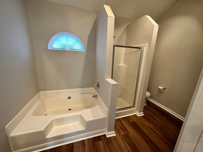 Building Photo - 4 bed 2 bath home with 2 car garage, covered patio, and fenced backyard