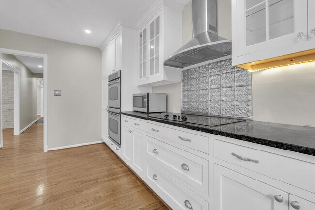 Building Photo - 8616 Chateau Dr