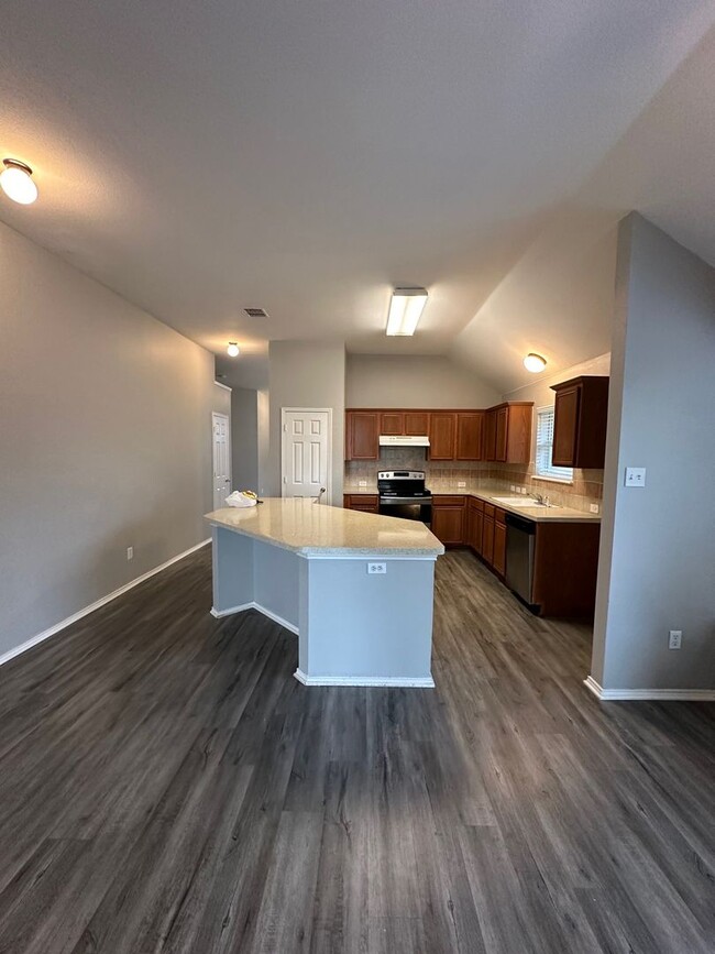 Building Photo - Gorgeous 4 bedroom with tons of Family space!