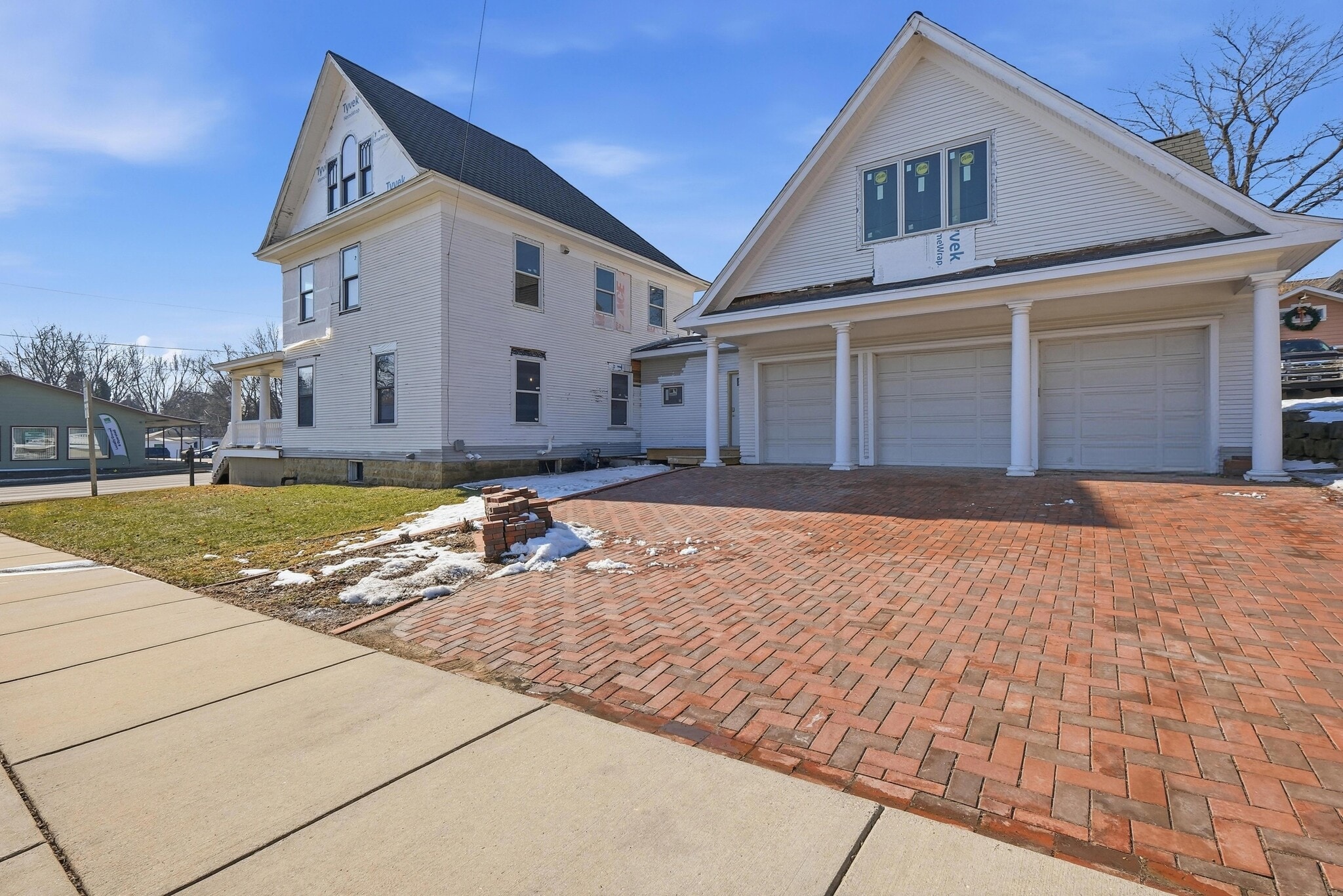 Building Photo - 808 W Main St