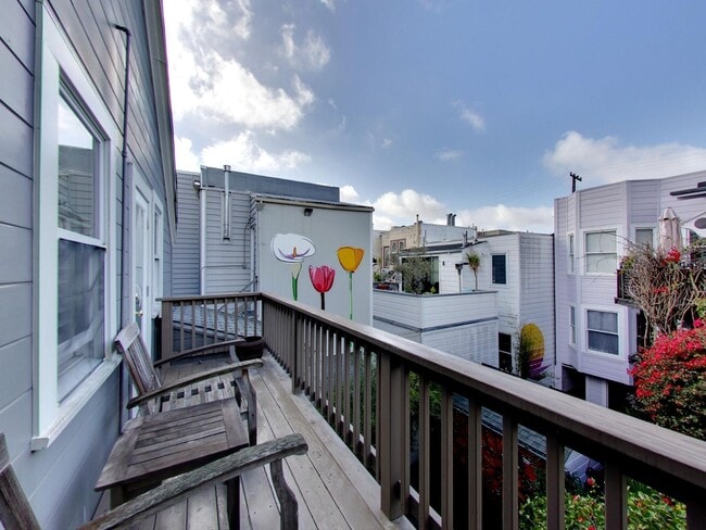 Building Photo - Luxury 5 Bed, 3.5 Bath Home in the Mission! Check out Virtual Tour!