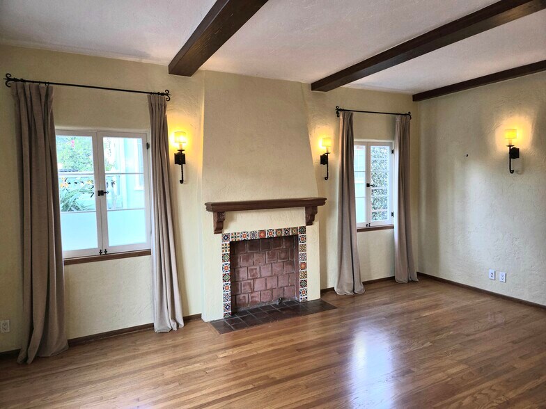 Building Photo - 1922 N Hoover St