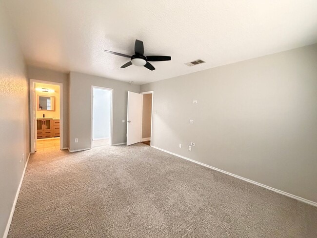 Building Photo - CUTE ONE STORY - 3 BEDROOM / 2 BATH HOME WITH EASY ACCESS TO RANDOLPH AFB & FORUM SHOPPING -- SCH...