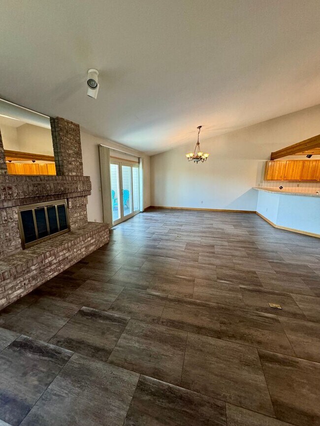 Building Photo - Well Maintained 3 bedroom end unit Townhom...