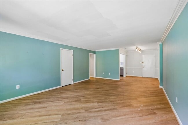 Building Photo - Bright & Stylish 2BR/1BA Condo in Sought-After Sumner Court in Bethesda