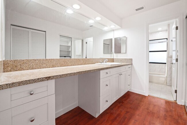 Building Photo - Stunning 4 Bed + Den | 3 Bath Waterfront Home – Miami, FL 33175