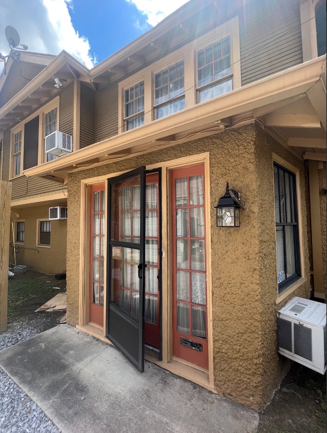 Building Photo - This 3bd/3ba is ON Broadway a Great Locati...