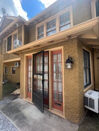 Building Photo - This 3bd/3ba is ON Broadway a Great Locati...