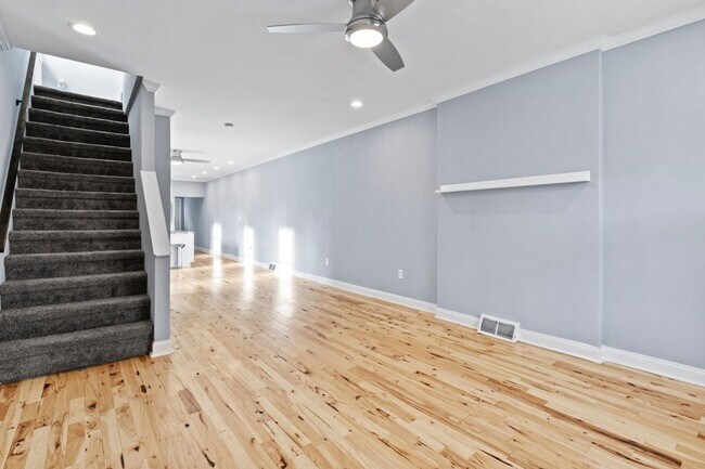 Building Photo - 3 bed 3bath