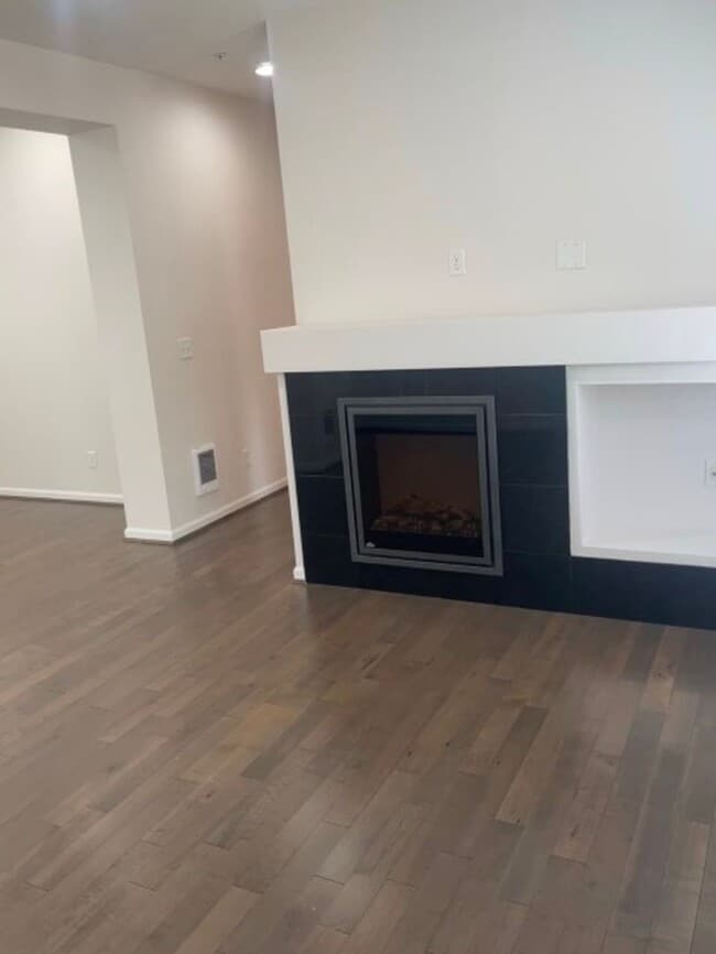 Building Photo - 3bd/2.5ba Lynnwood Townhome