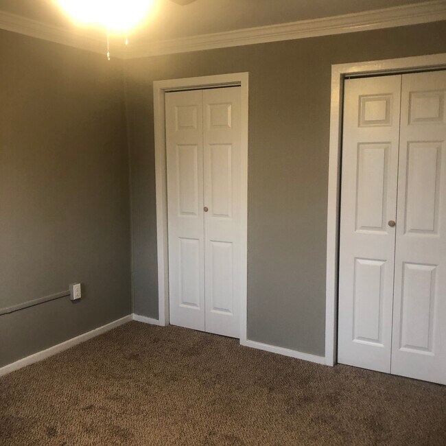 Building Photo - 349 S Hokendauqua Dr